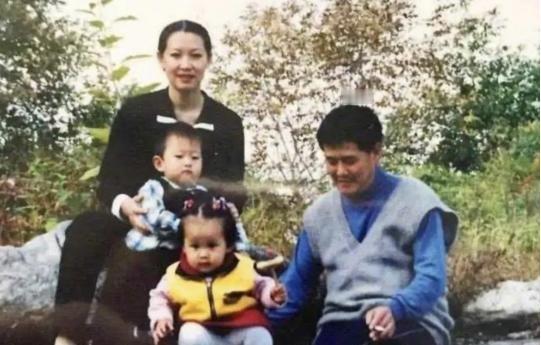 1992年的一天，赵本山带与前妻的大女儿赵玉芳来认门，没想到现任老婆马丽娟全程黑