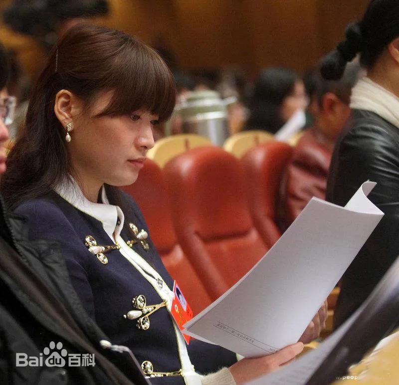 宗馥莉20多岁时真的很公主啊，衣品真是惨不忍睹！​​​