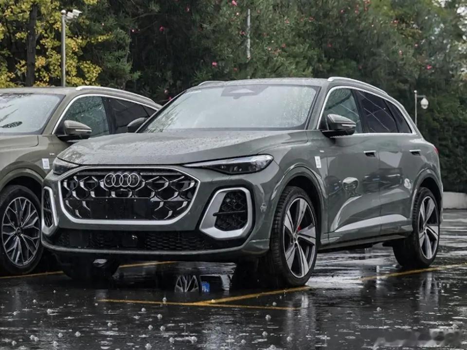 随着大量实拍图在网络上持续曝光，我们预测全新一代奥迪Q5L极有可能在本周开幕的2