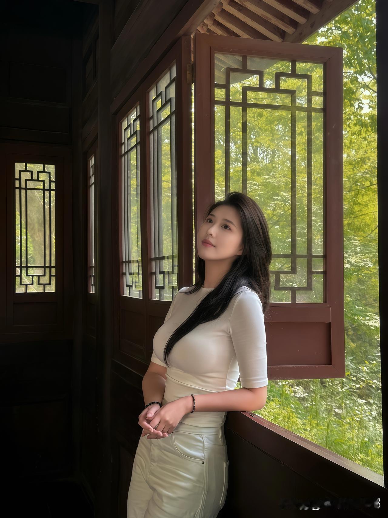 在古色古香的窗边，静享一抹温柔的阳光。