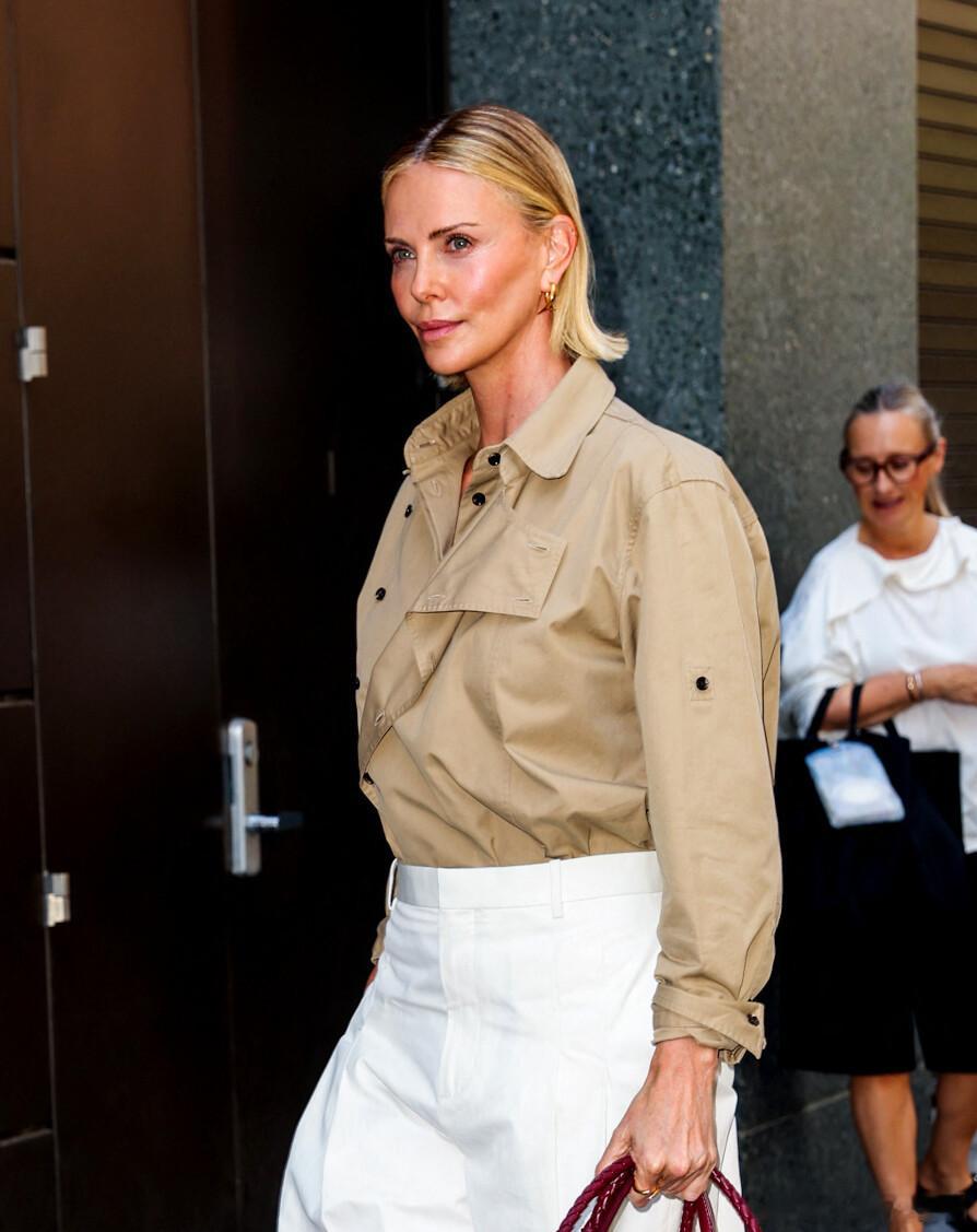 CharlizeTheron查理兹塞隆在纽约外出，前往录制《TheView》