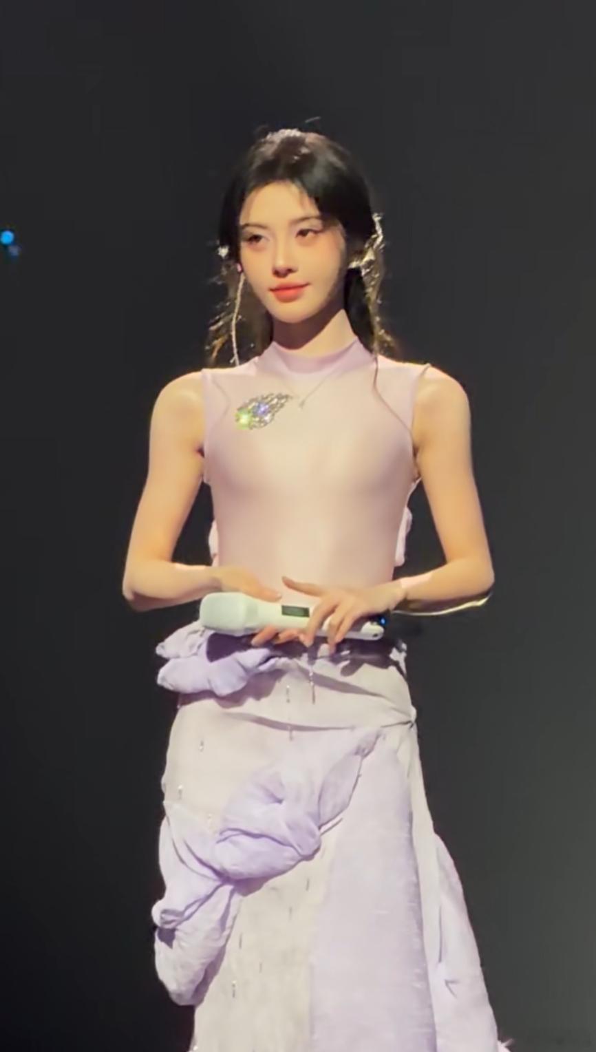 鞠婧祎这健身痕迹太明显了，看得出来私下里没少举铁鞠婧祎古风小手办鞠婧祎紫衣锦鲤抄