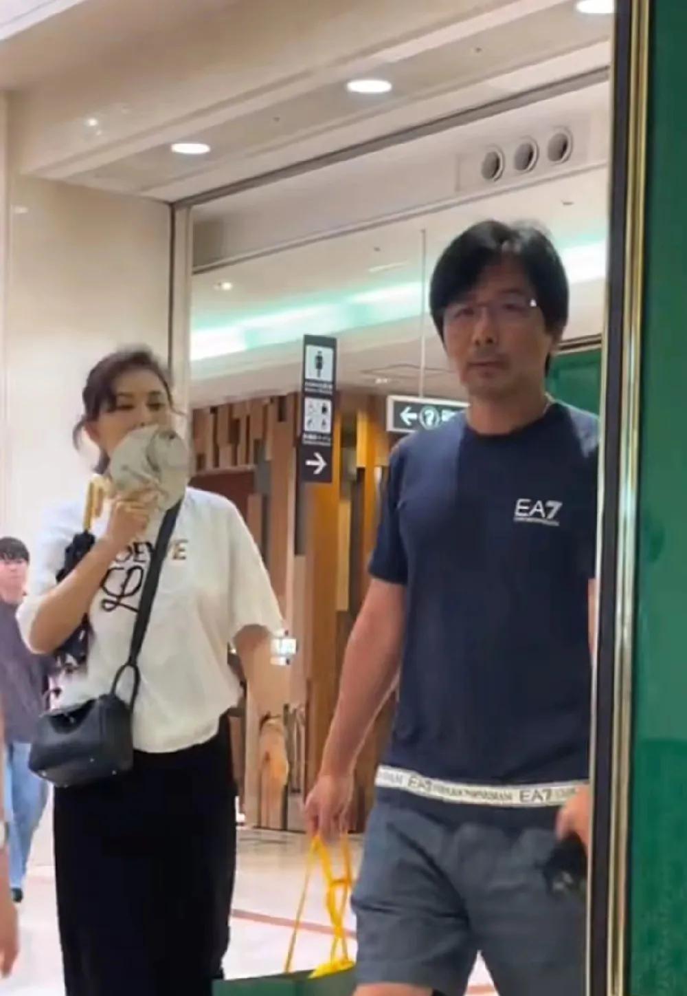 牛莉和丈夫在日本逛街被偶遇。她的丈夫是一位成功的商人，也经常出现在牛莉的照片当
