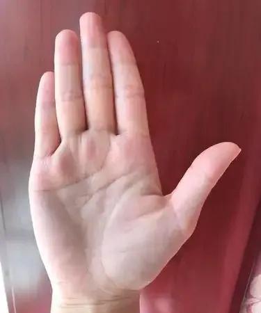 经历过一番辛苦，后面可以改变命运今天这位女士手相还是比较好的事业线确实比较强