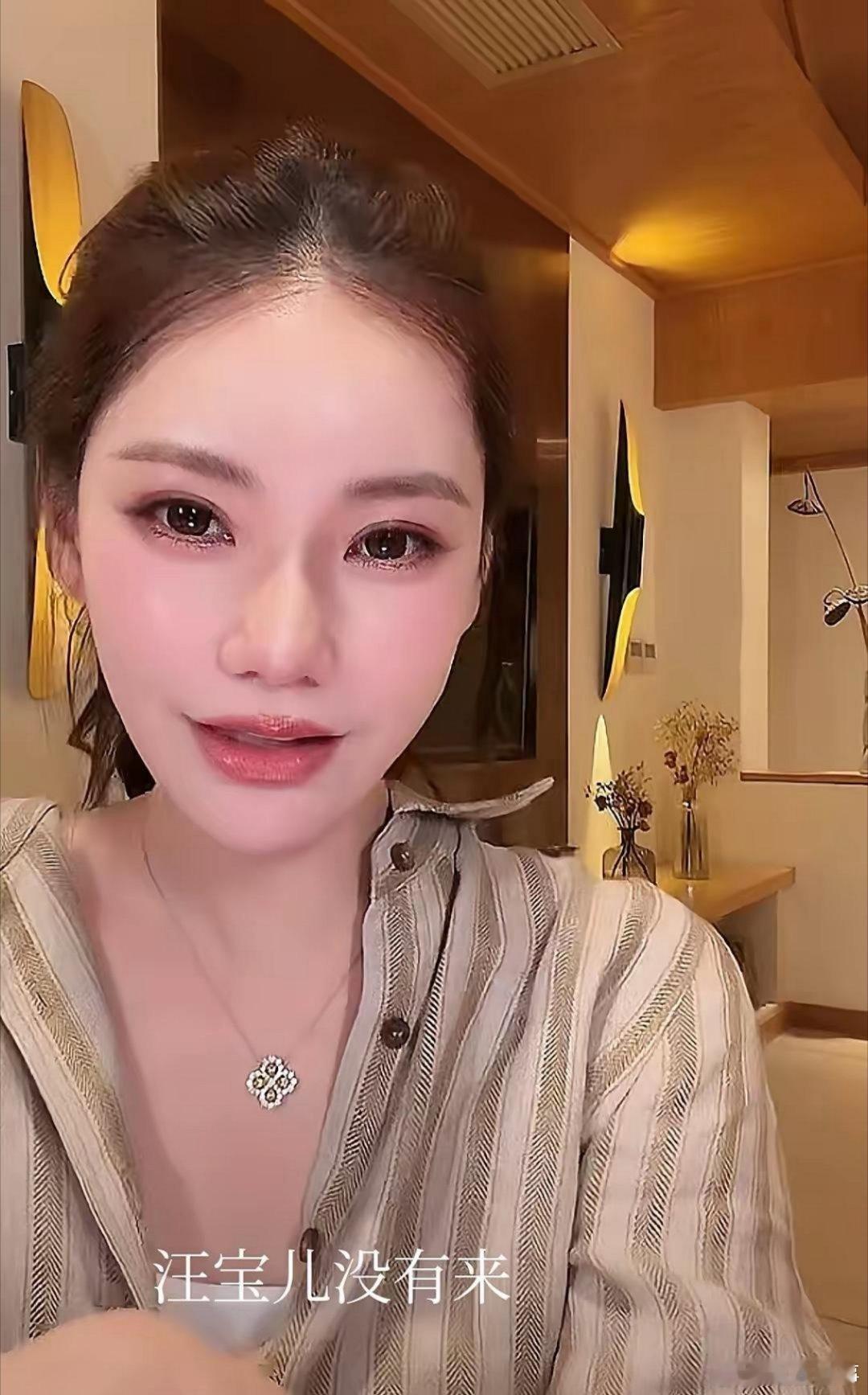 马筱梅调整好状态又开播啦！马筱梅称：“我终于鼓起勇气开播啦！我们现在在威海，只带