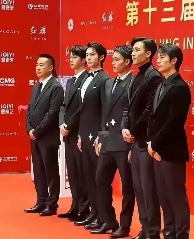 于适“女神收割机”称号怎么来的？这下我算是明白了！镜头前脊梁笔直、眼神坚定，