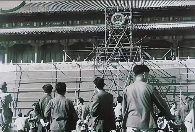 1969年末，中央打算拆掉天安门广场再重新建设，然而在施工拆除城楼的时候，工人