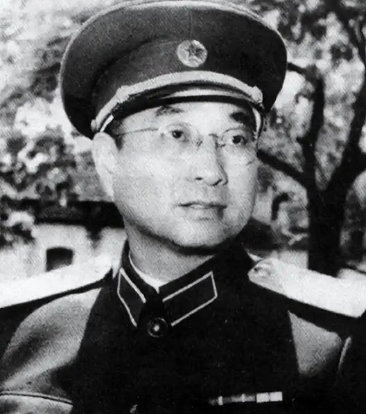 1948年3月14日，洛阳城破。硝烟还没散尽，陈赓走进了废墟。打赢了，但
