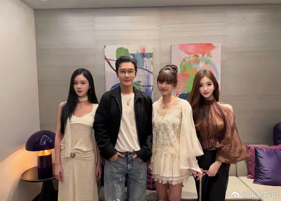 黄晓明真的很喜欢和长得像叶珂的女生合影