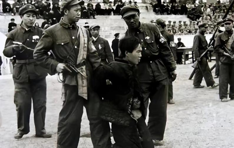 1944年，匪首宋殿元发现有个妇人颇具姿色，不仅强奸一夜，还强迫她拜堂。拜把子兄