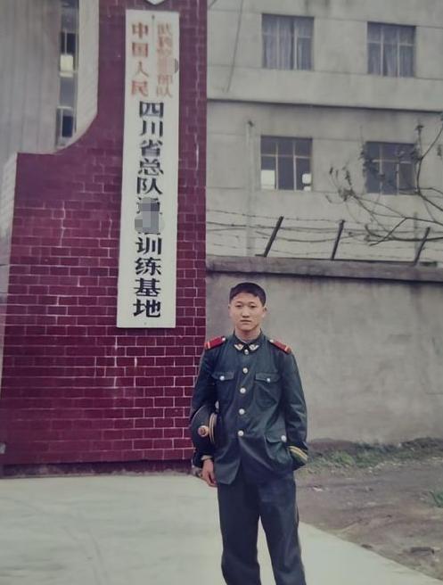 2006年，3名壮汉挟持一名18岁女学生，女孩在长途汽车上悄声向同车的一名武警战