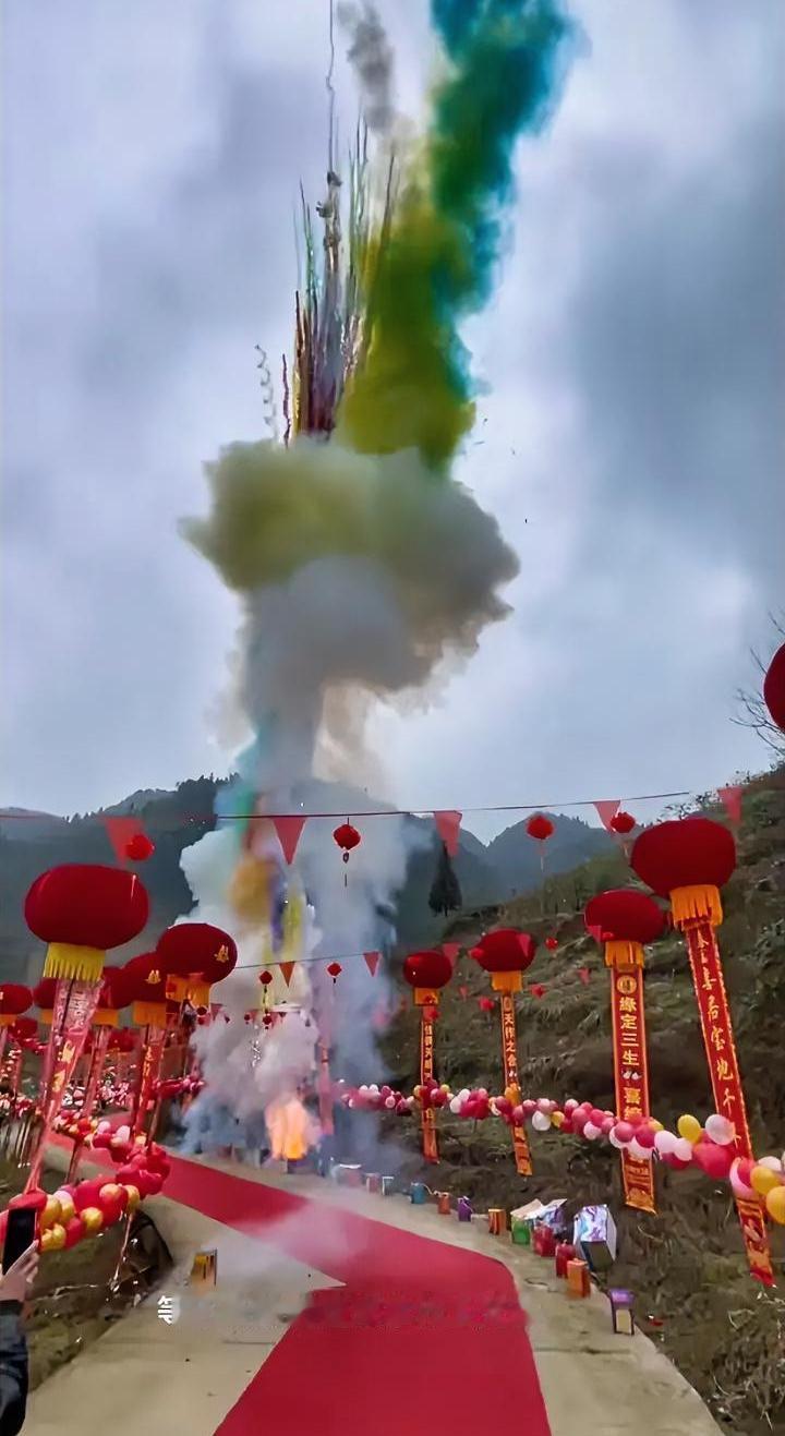 真手欠儿啊，新娘子还没到，有人把彩烟给放了。云南某地近期一婚礼现场，新郎家花几