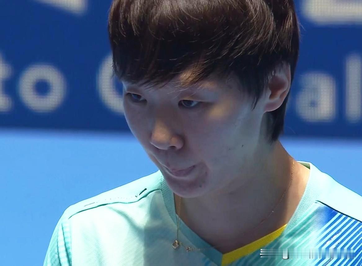 王曼昱决赛有点紧张，上来就长吁一口气。孙颖莎上来就做伸展运动，王曼昱下意识的低