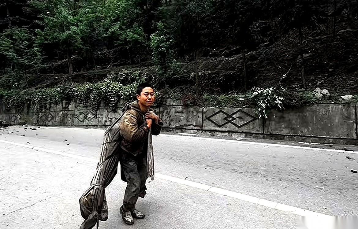 汶川地震里那个背着亡妻回家的男人，找到了。但真正让人倒吸一口凉气的，不是他背着