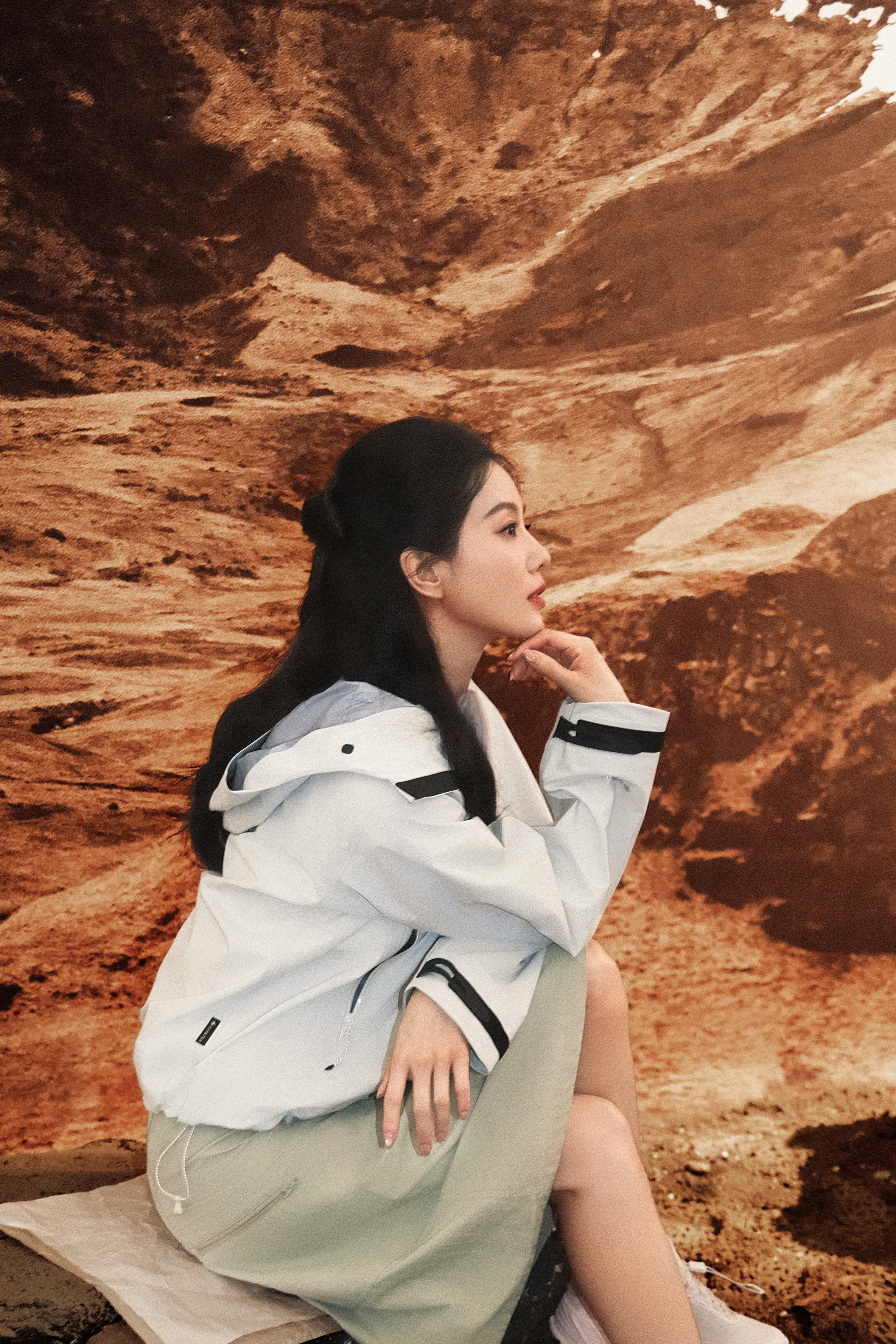 刘诗诗板报速报迈入自然秘境，一呼一吸间，治愈在自然里永续。​​​