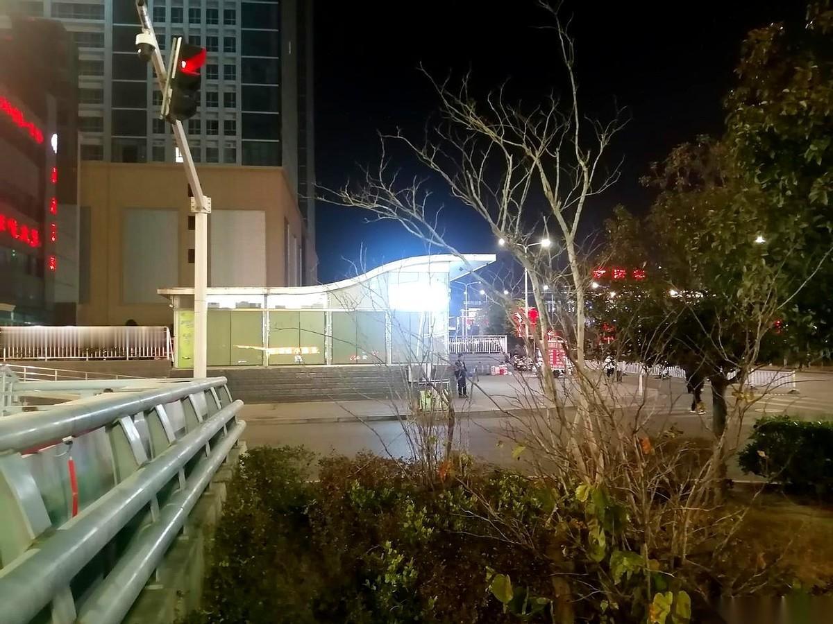 一段关系里，最危险的信号是什么？不是不回消息，也不是吵架。是那个男人，开始一