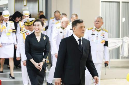 妻妾同行？难怪当年的甄嬛传能够在泰国大火，泰王的后宫就不简单。西方王室表面上一