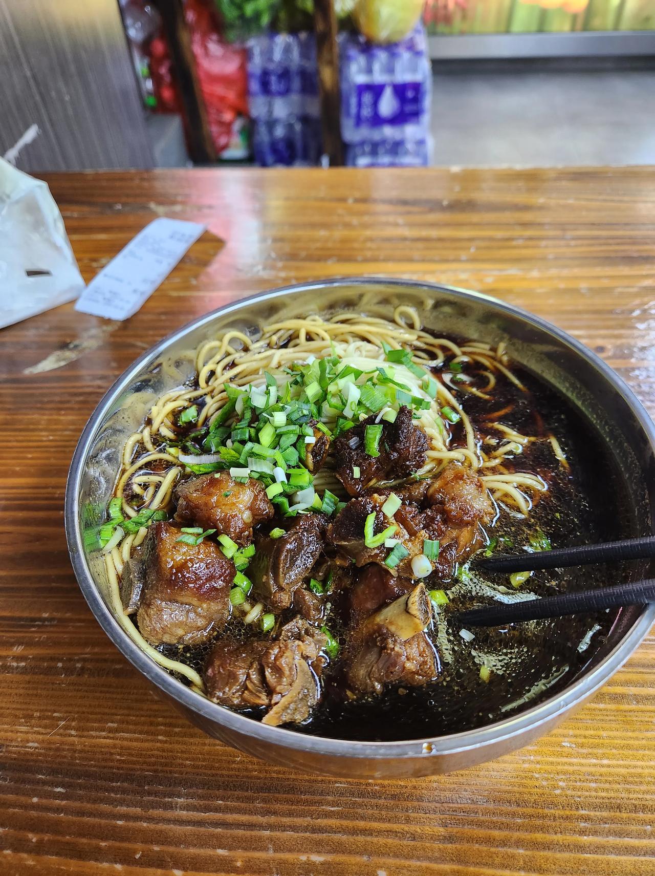 今天出来吃午饭，门口就是美食一条街。今天想吃面条，找了一家号称老南京味道的“易碗