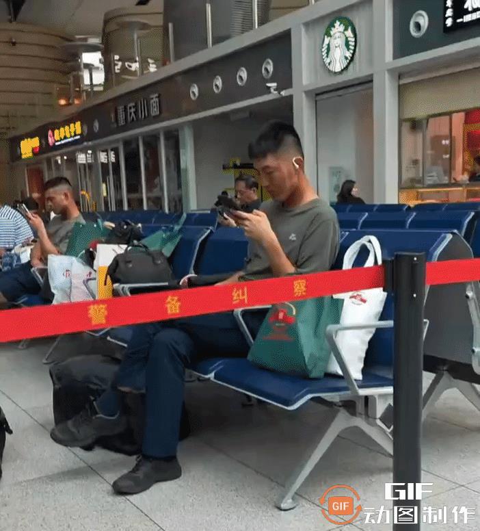 车站偶遇兵哥哥……刚下训练场，这是要归队，还是回家？一看就是刚刚参加完阅兵的