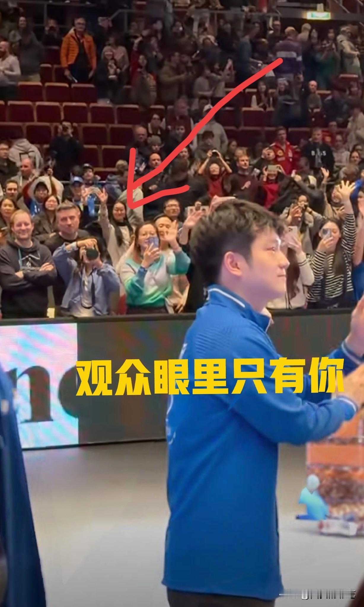 樊振东在德甲太招人喜欢了，这人气值，不服不行啊[呲牙笑]瞧，今晨赛后，球迷齐声高