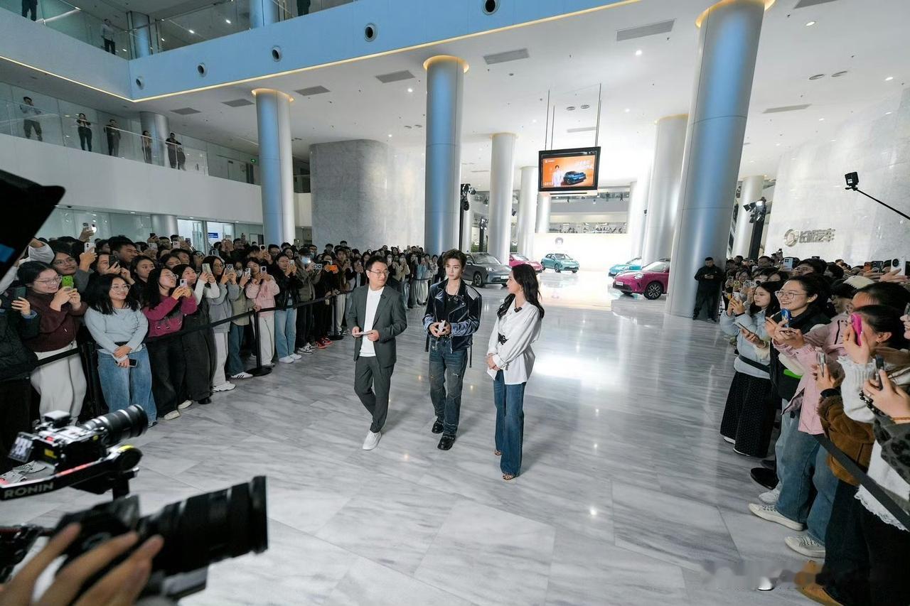 昨天在欧拉5预售发布会现场见到了侯明昊，欧拉5能成为侯明昊的出行“搭子”，我认为