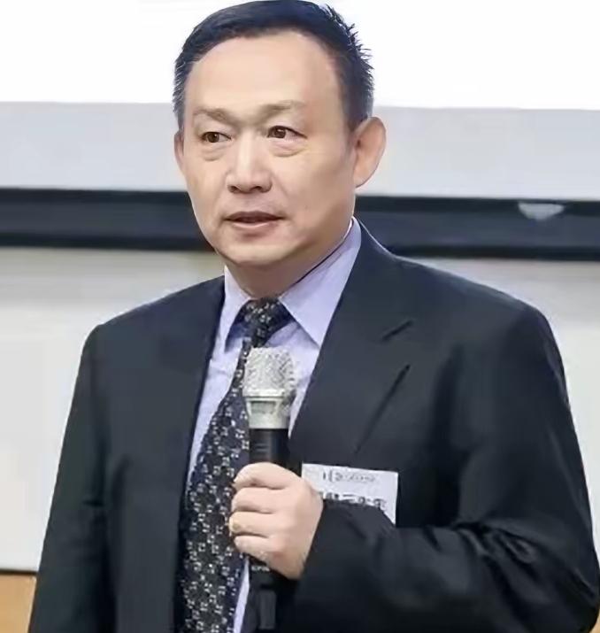 今天说的这件事，关系到咱们每个人的菜篮子、钱袋子。最近经济学家卢麒元的一番话直