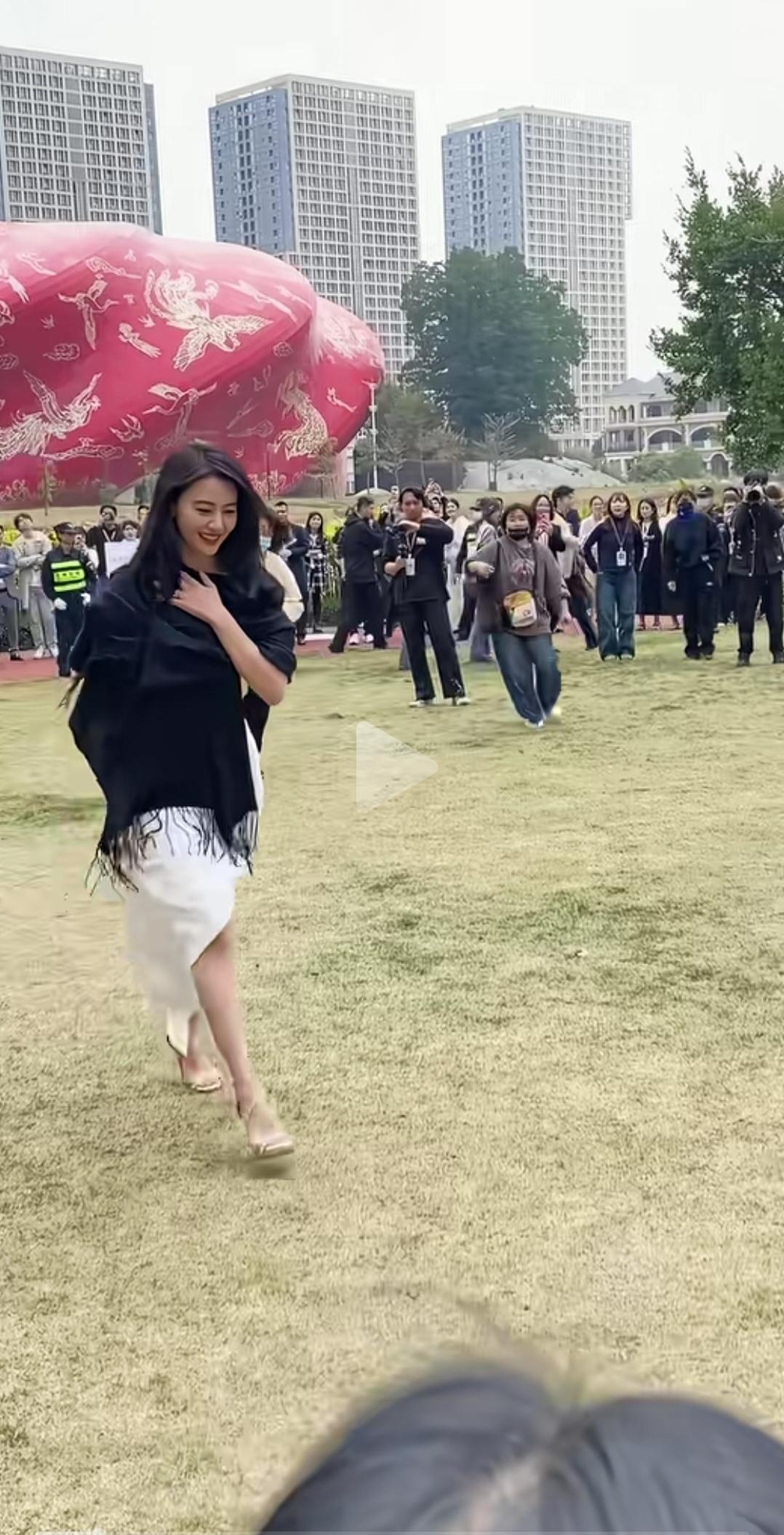 高圆圆，笑起来连风都是甜的。