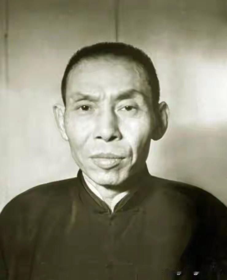 杜月笙微服逛码头，被地痞拦路收保护费。他淡笑问：“你敢收我的钱？”对方狠声回：“