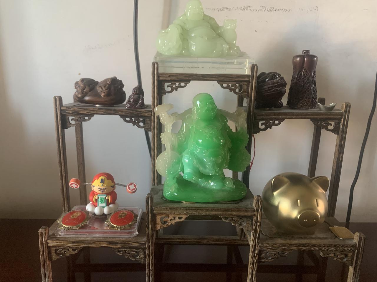 明天两个战友家的孩子结婚，都是关系不错的。跟媳妇商量了一下，她去参加一家，我去参