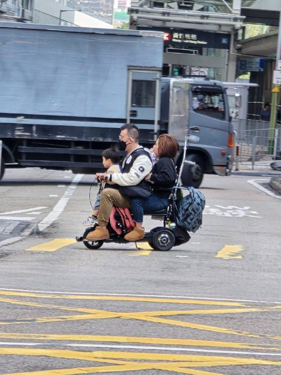 一家人齐齐整整过马路。細路坐車頭，$2000三個冇安全带，$15000冇牌