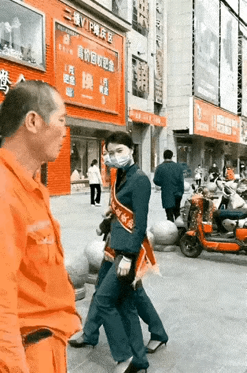 两个走路不长眼睛的花痴，如果时光人倒退30年，大叔那不是摸自己的鼻子了，那是要摸