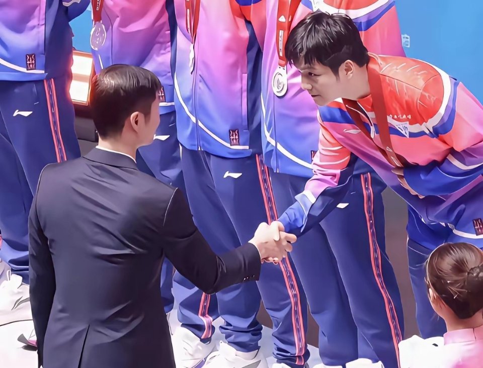 樊振东握手礼仪与众不同，展现出个人素养。王励勤给获奖运动员颁吉祥物，都是先握手再