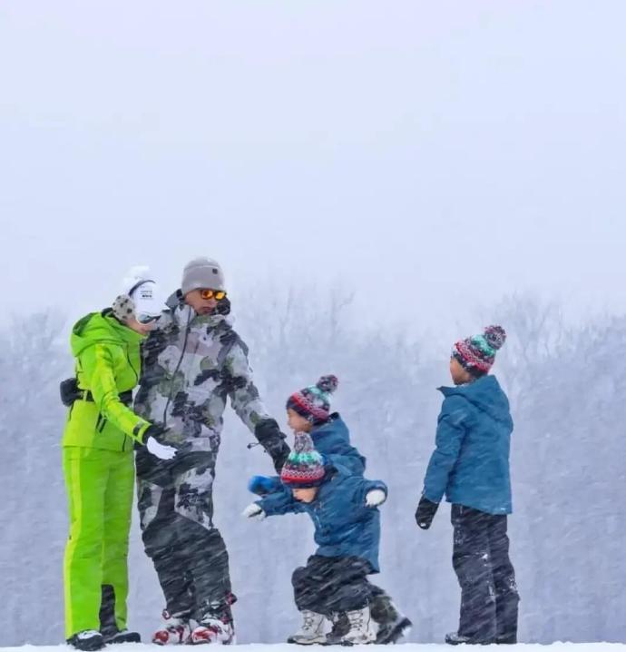 胡杏儿一家5口暴雪合照，爸妈护目镜护体，3个儿子冻到睁不开眼​​​