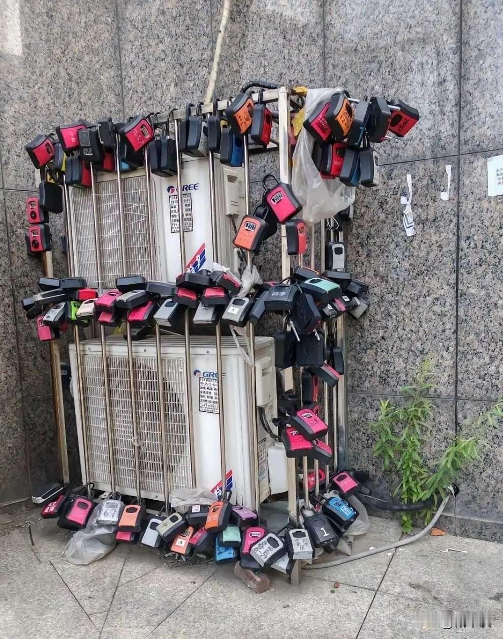 在出差时看见的，懂的人科普一下？这是我的理解，不知多不对密码盒，放钥匙的。