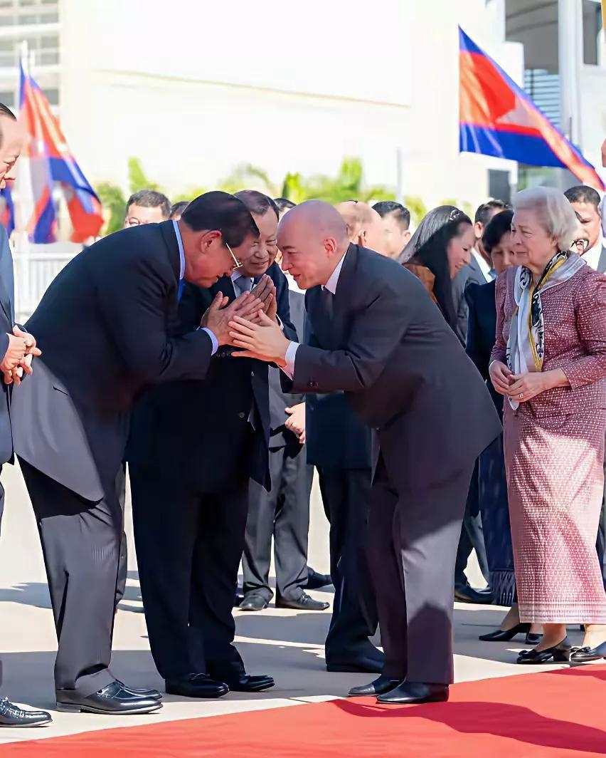柬埔寨的西哈莫尼国王去北京参加盛会，洪森亲王带着一群达官贵人来送行。90多岁的