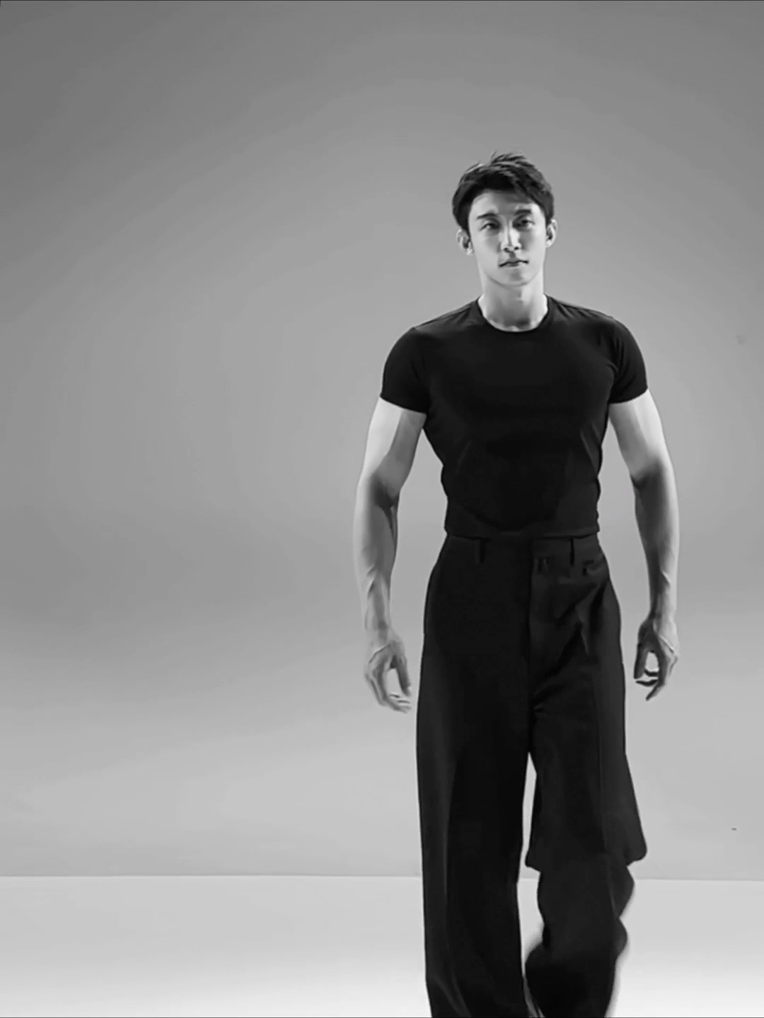 这个系列黄景瑜还在不断往进加料🥵黄景瑜黑背心打拳击live黄景瑜黑背心练拳击