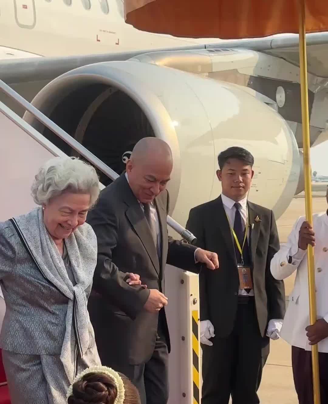 柬埔寨国王第一个来，不稀奇。稀奇的是，人家把北京当“家”回。老国王西哈努