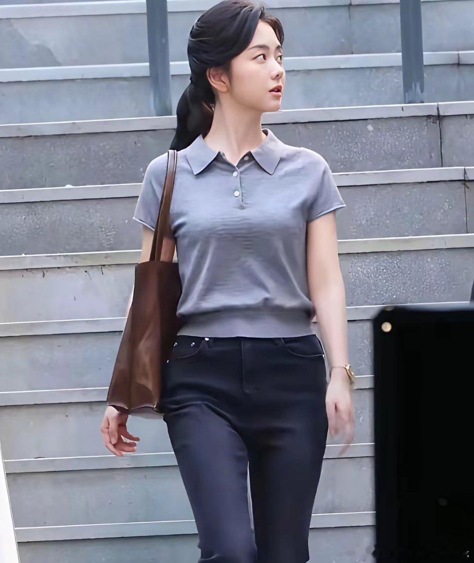谭松韵最近在福建漳州‏拍‏‎戏，被路人拍‌到生图。真人‍完全⁠不像网上说的那‏么