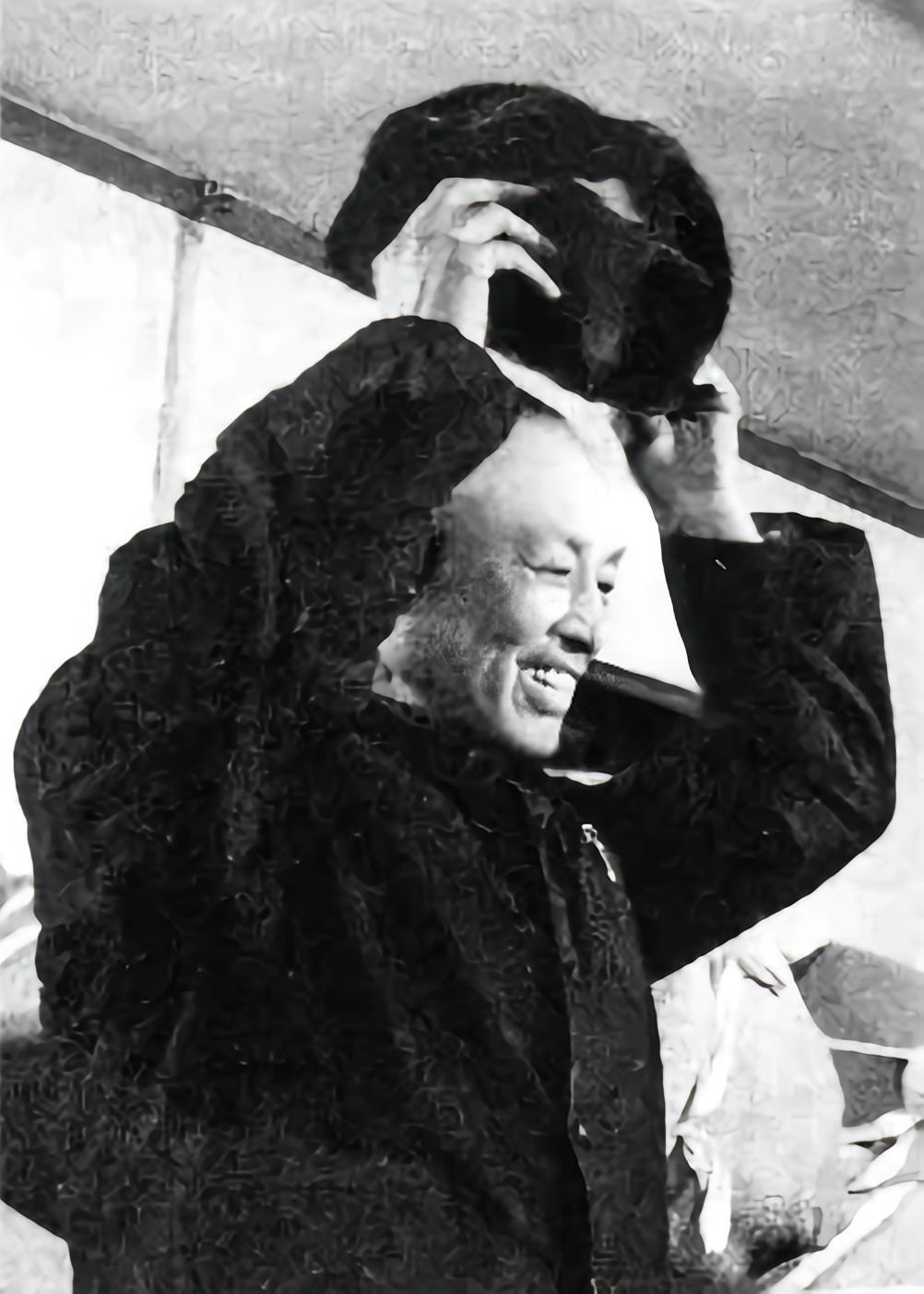 1975年，周养浩被特赦，他提出：“我要去台湾，投奔蒋介石！”刚到香港，蒋介石就
