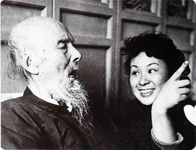 1957年，93岁高龄的齐白石闹着再婚，朋友给他介绍了一个44岁的女人，他勃然大