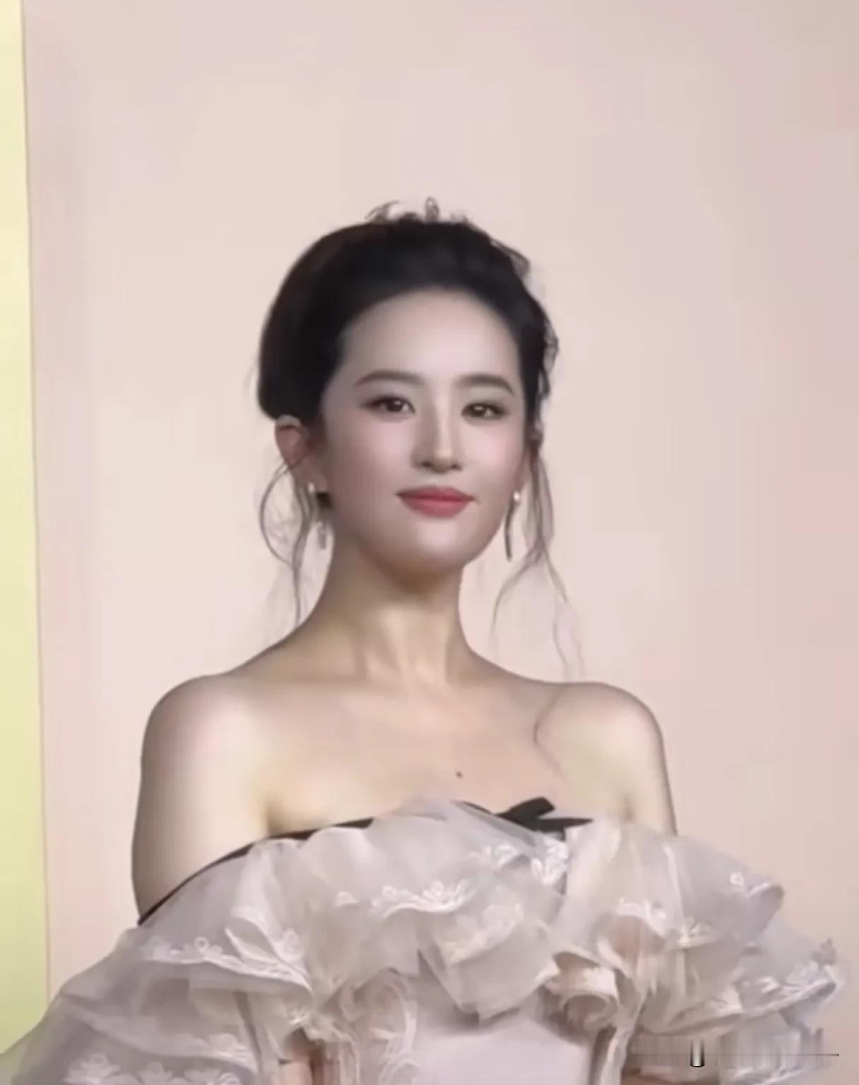 网红“刘亦菲”和刘亦菲本尊相比，虽然已经是普通人里的大美女了，但三庭五眼的比例没