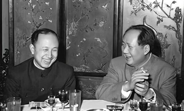 1956年,钱学森应邀参加国宴。他手拿请柬,竟怎么也找不到自己座位。突然,有人告