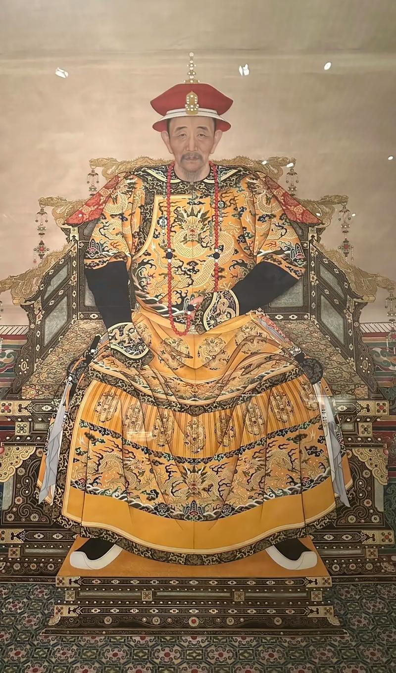 康熙在位时间长达60多年这究竟是福是祸一提到康熙皇帝，咱们大多想到的都是“千