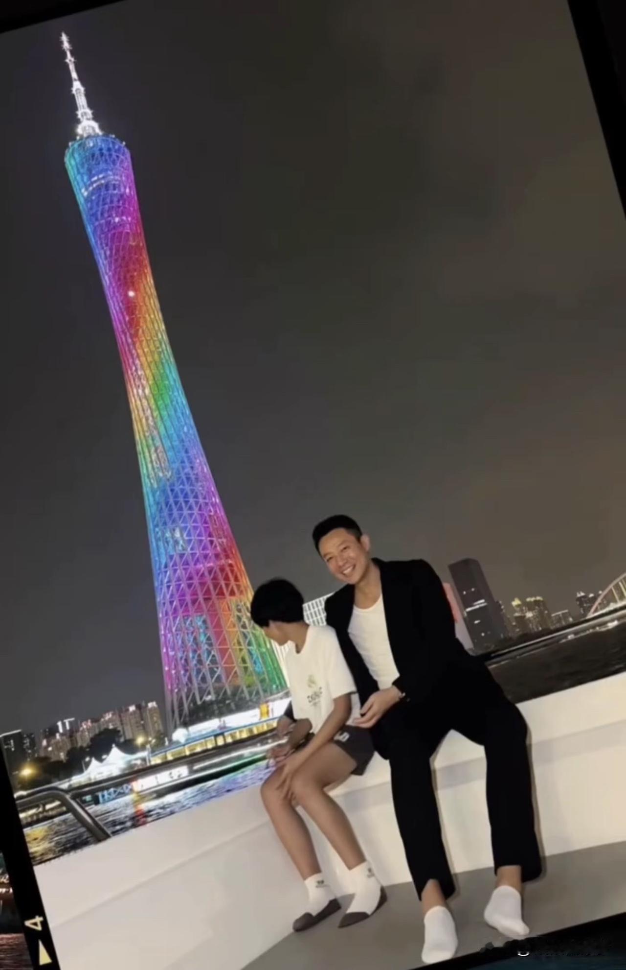 汪小菲带着儿子小霖霖同游广州，爷俩身材比例太绝了，都是大长腿，看背影霖霖长
