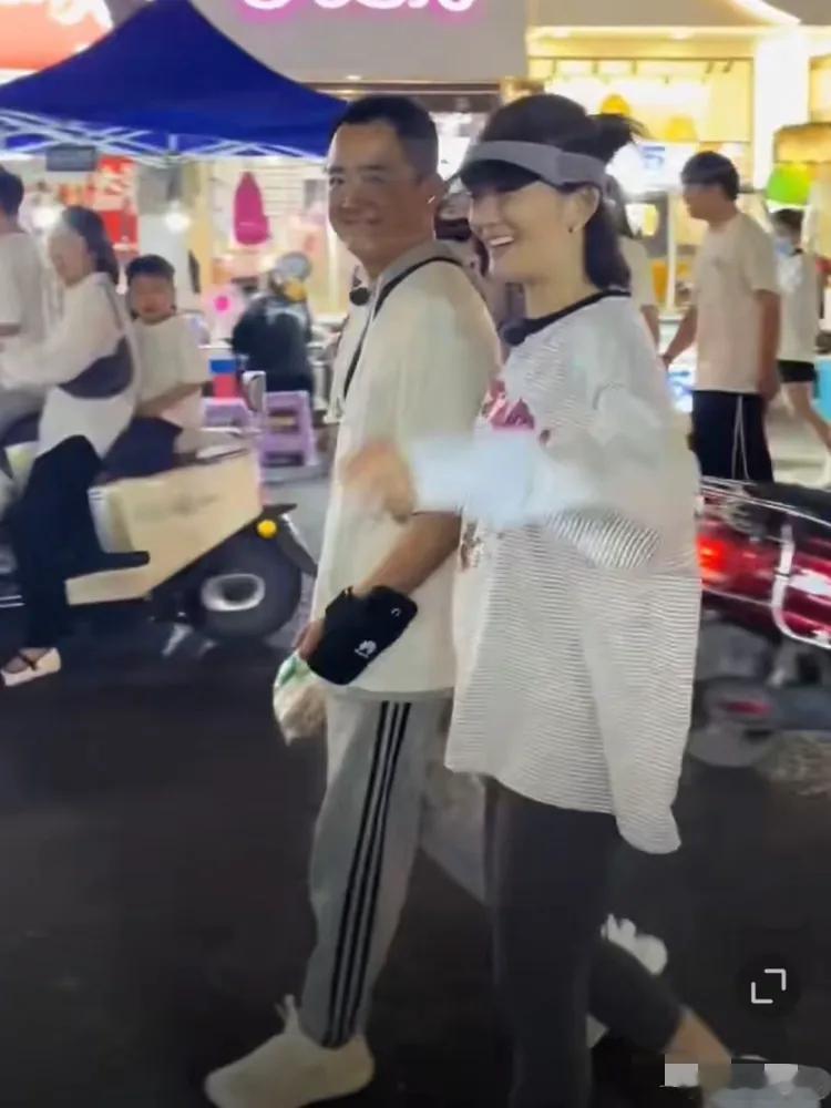 张杰快看看看，这是你老婆吗？她怎么挽着别的男人的胳膊逛街呢？​​​