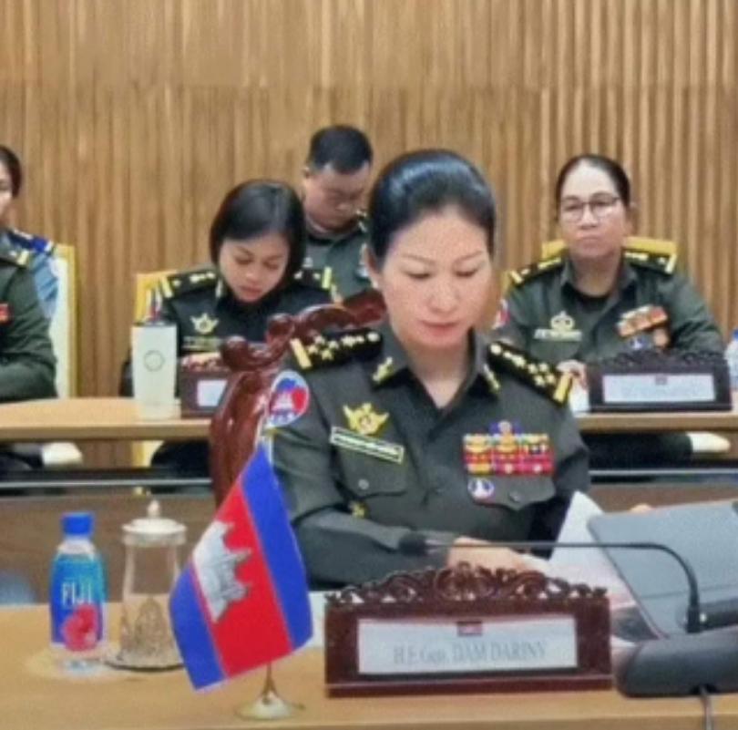 刚看了柬埔寨的军队结构，真是够奇葩的，平均35名士兵配一名将军，整个柬埔寨正规军