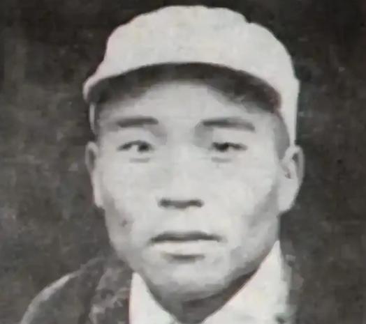 1950年，恩施军分区的王定烈司令员坐车去山里剿匪，车刚开出没多远，他突然想起一