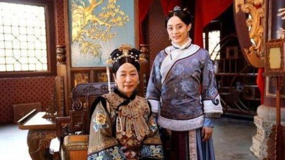 1900年，慈禧第一次见周莹，开口就问了一句：“你丈夫呢？”周莹站在那儿，衣着素