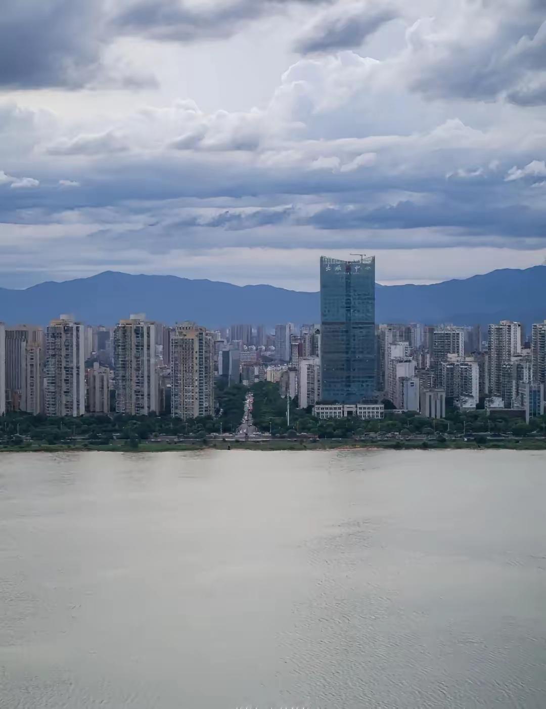 南昌与武汉市的水域面积比较1. 南昌市全域水域总面积：2204.37k