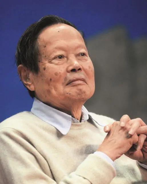 杨振宁反对无效！他曾顶着骂名阻止建造360亿的大型粒子对撞机，但提出计划的中科院